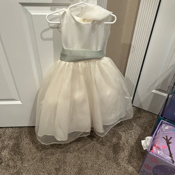 I have a size 6 dress for little girls beautiful on perfect for a flower girl - Picture 3 of 5